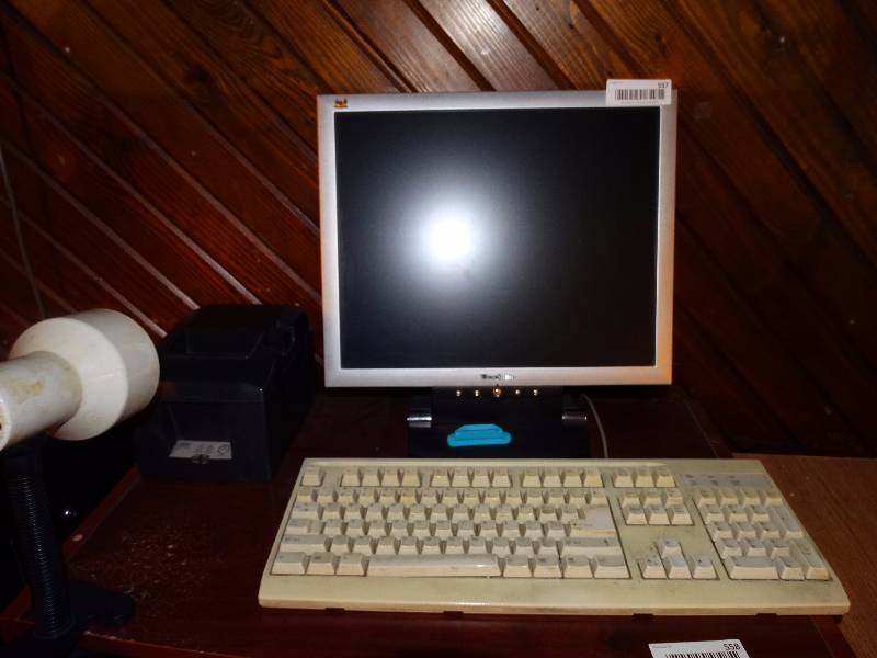 lot 557 image: Computer w monitor & keyboard
