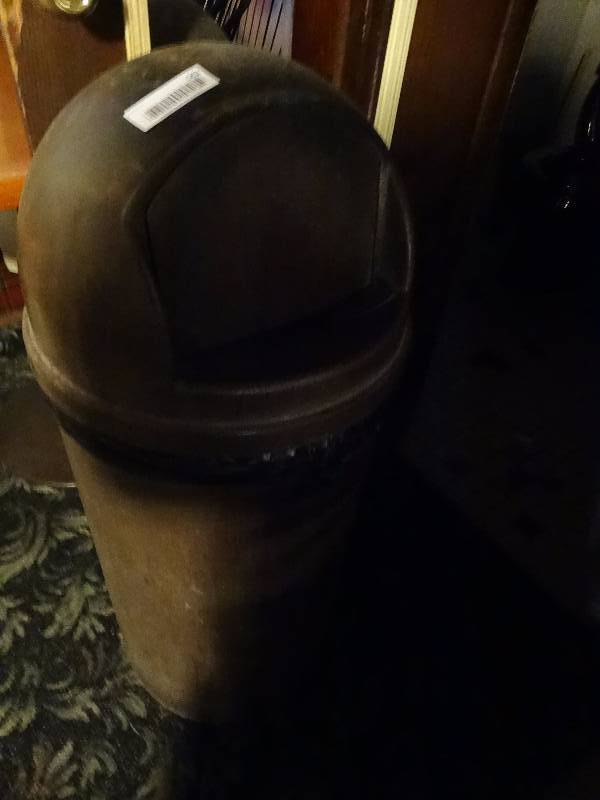 lot 562 image: Trash can w lid