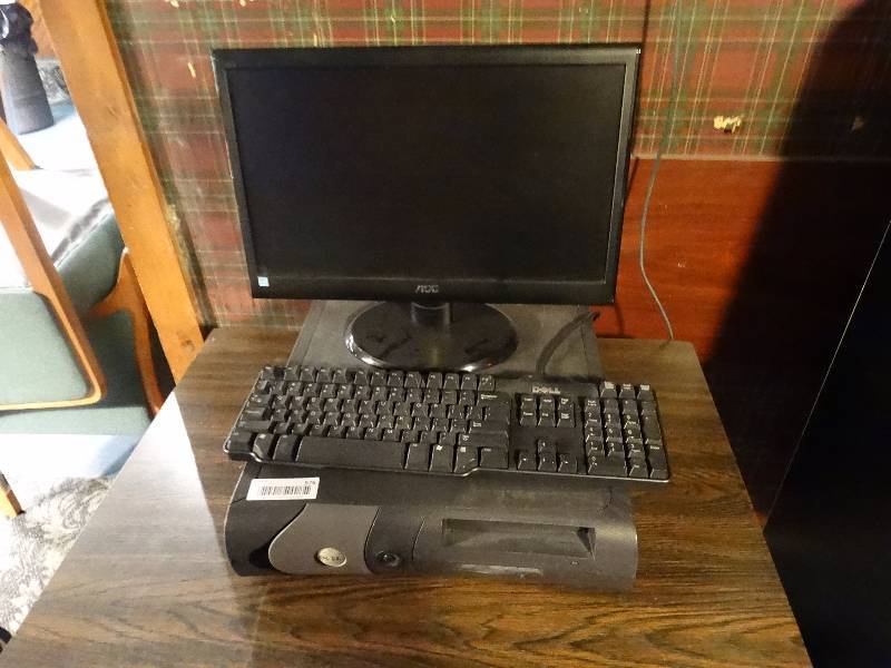 lot 576 image: Dell computer w monitor & keyboard
