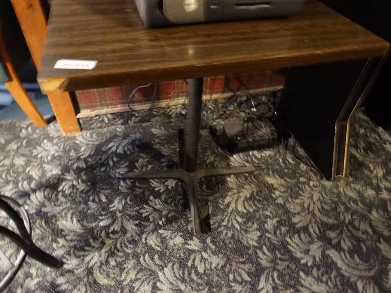 lot 577 image: Pedestal base dining table