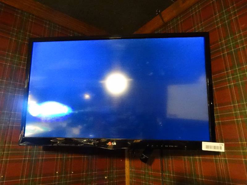 lot 579 image: LG 32 LED tv w wall mount