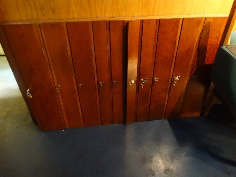 lot 589 image: Pool cue lockers w keys- 10 doors
