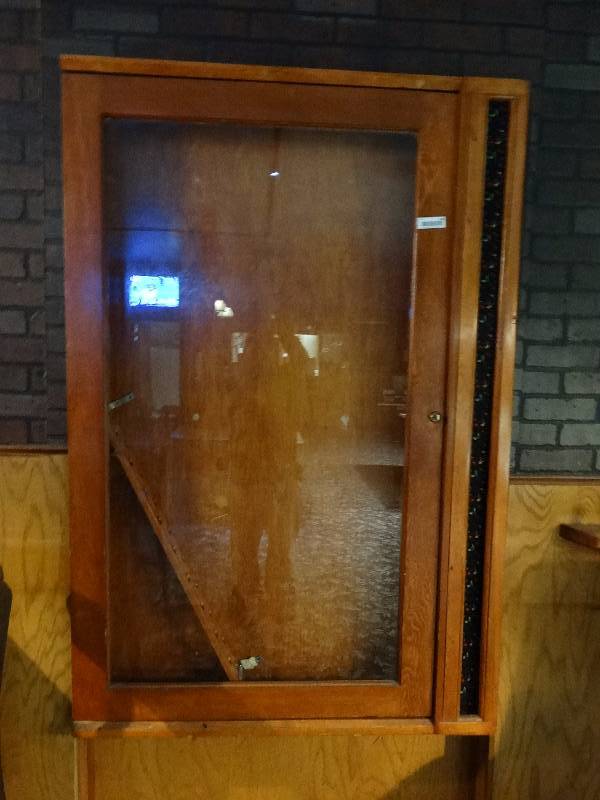 lot 598 image: Wall mount glass door cue case w key