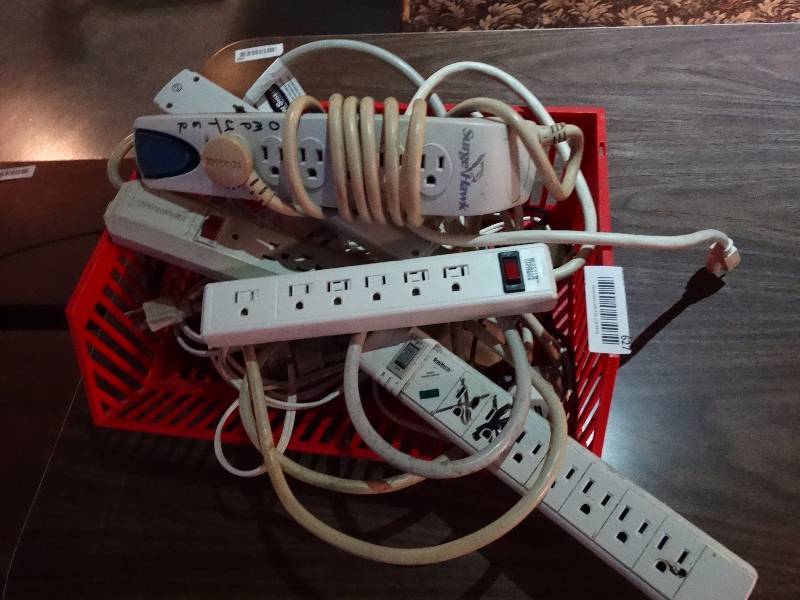 lot 627 image: Lot of power strips.