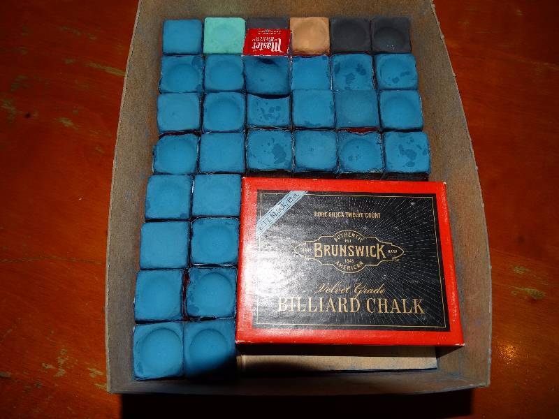 lot 636 image: Box of Billiard chalk.