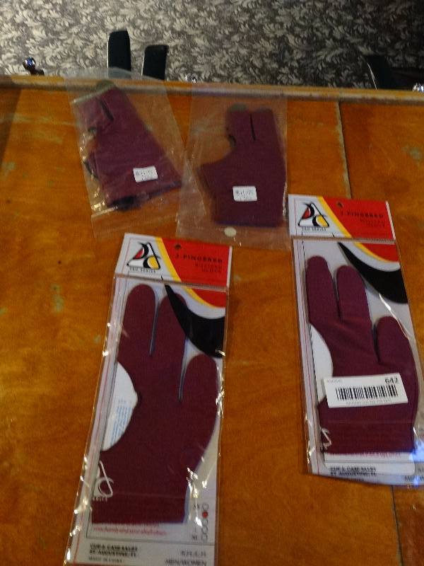 lot 642 image: 4, 3 fingered gloves.
