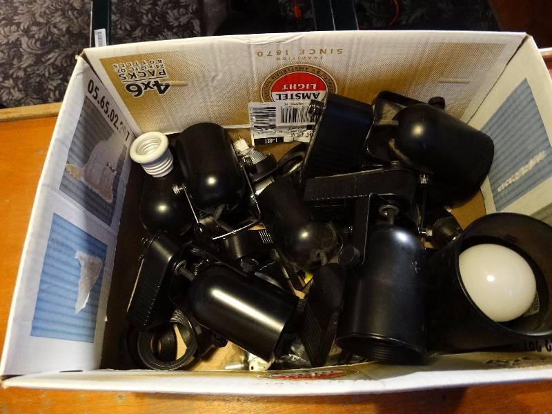 lot 646 image: Lot of track lights.