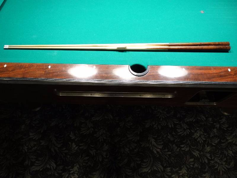 lot 653 image: 2 Pool sticks.