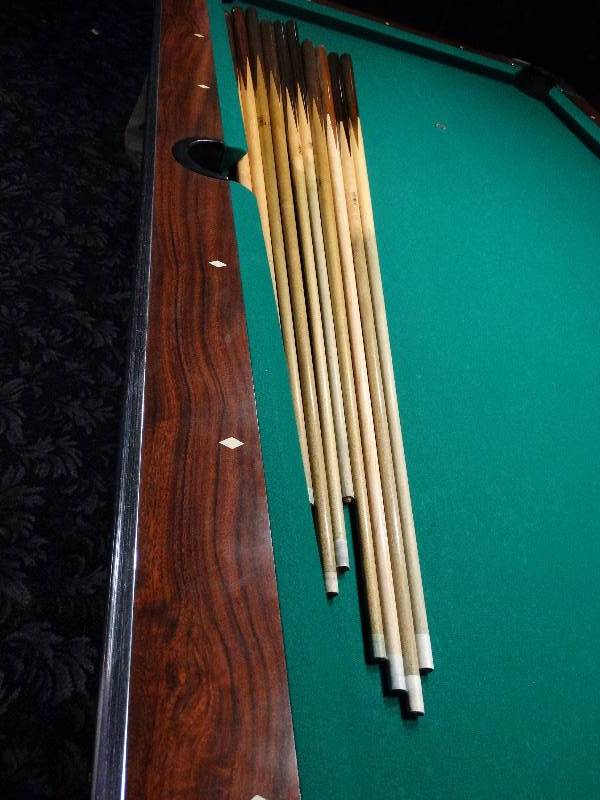 lot 654 image: 10 pool sticks & box of french style cue tip.