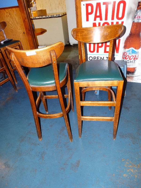 lot 660 image: 2 Bar height chairs.