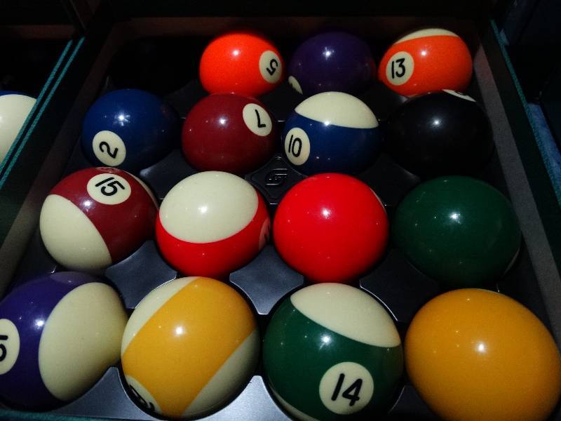 lot 670 image: Set of pool balls. Missing Q ball.