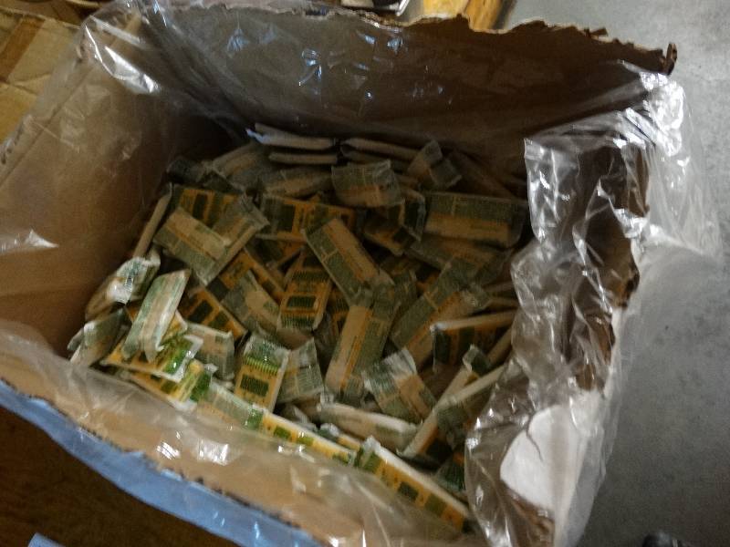 lot 711 image: Partial Case of Club Cracker packets.