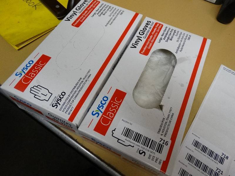 lot 716 image: Partial box of Sysco Vinyl Gloves.