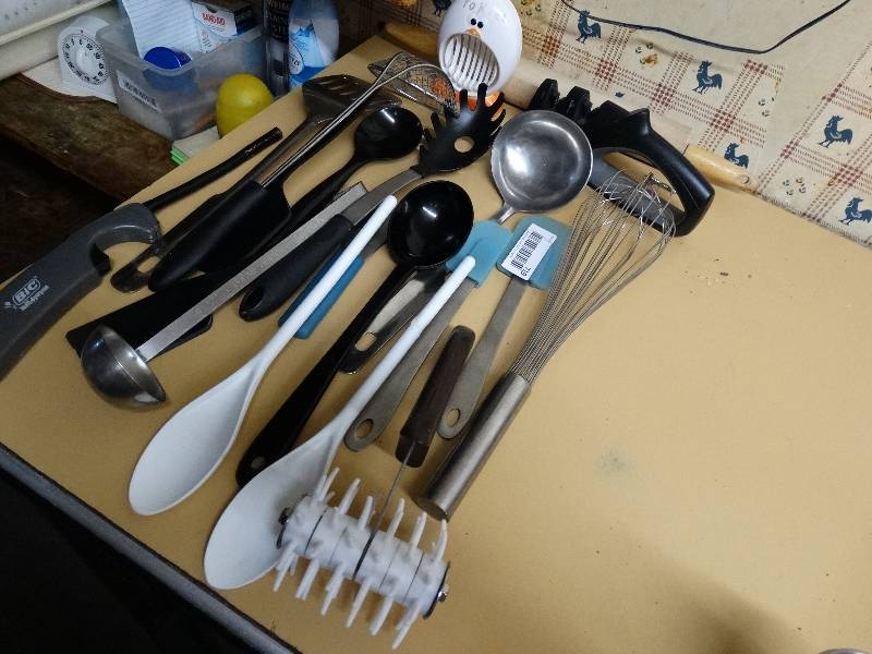 lot 719 image: Large lot of kitchencooking utensils.