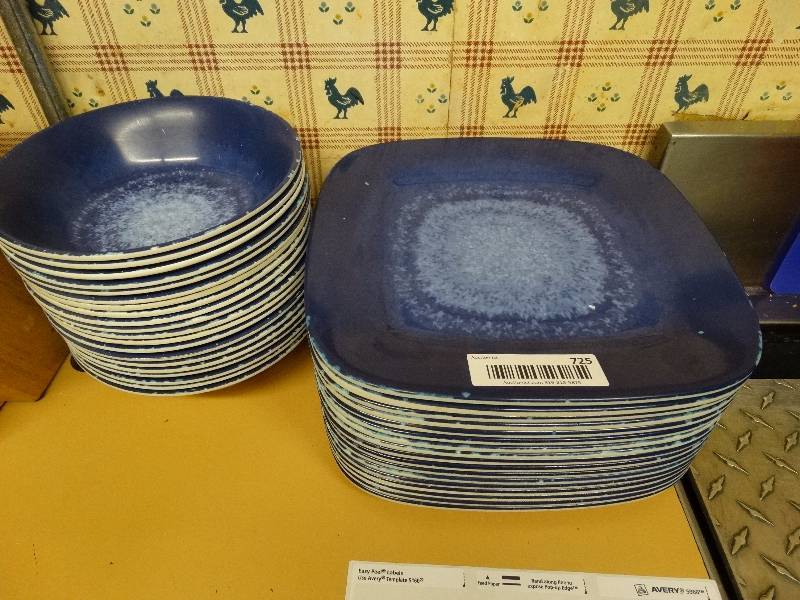 lot 725 image: Lot of 17 square plates, & 20 bowls.