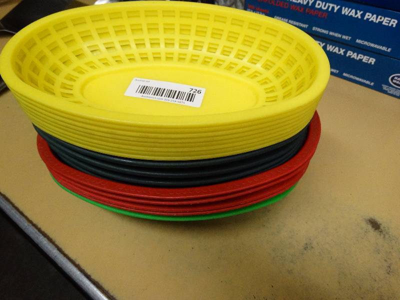 lot 726 image: 17 plastic sandwich baskets