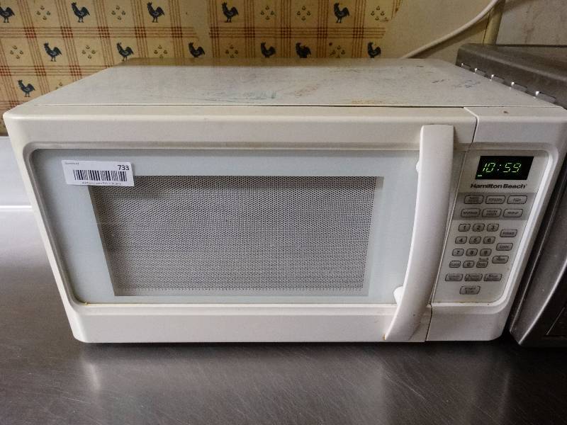 lot 733 image: Hamilton Beech microwave - 1000 watt.