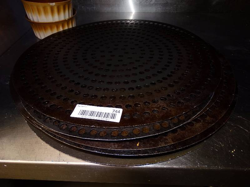 lot 744 image: 14 pizza screens.