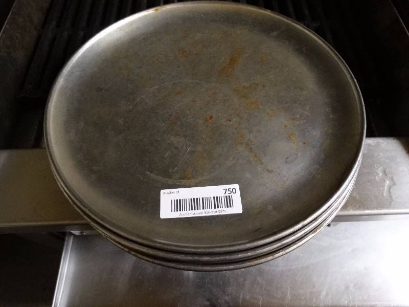 lot 750 image: 6 pizza pans.