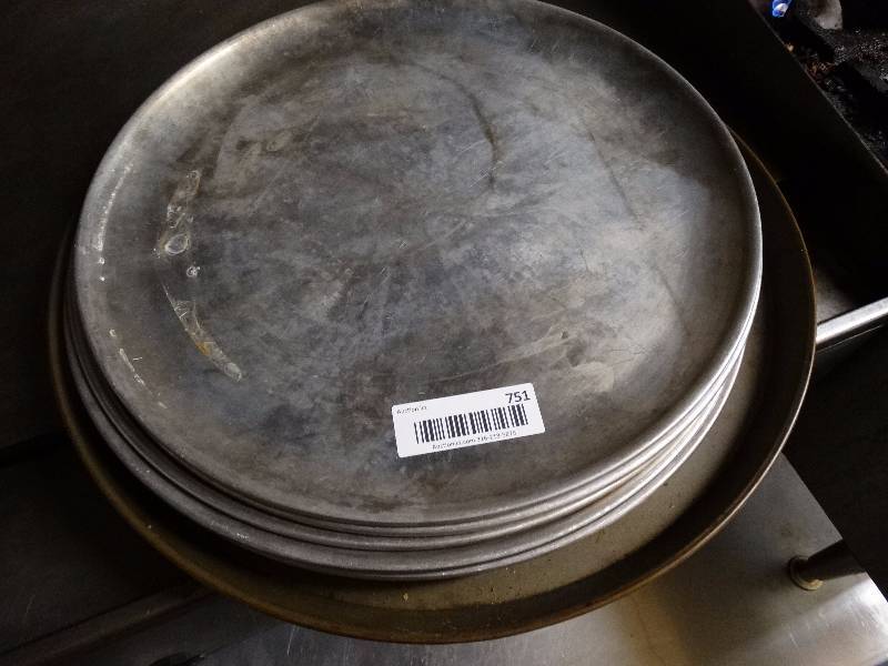 lot 751 image: 7 pizza pans.