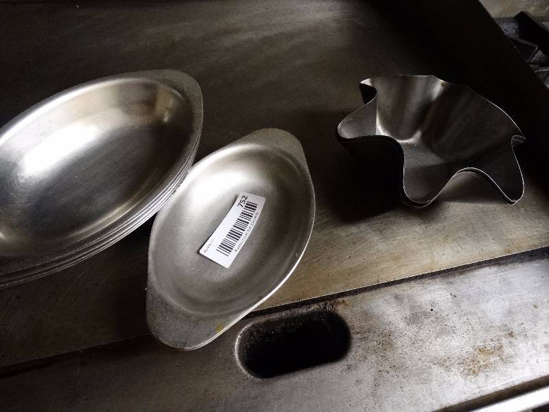 lot 752 image: 9 Stainless steel entree serving dishes.