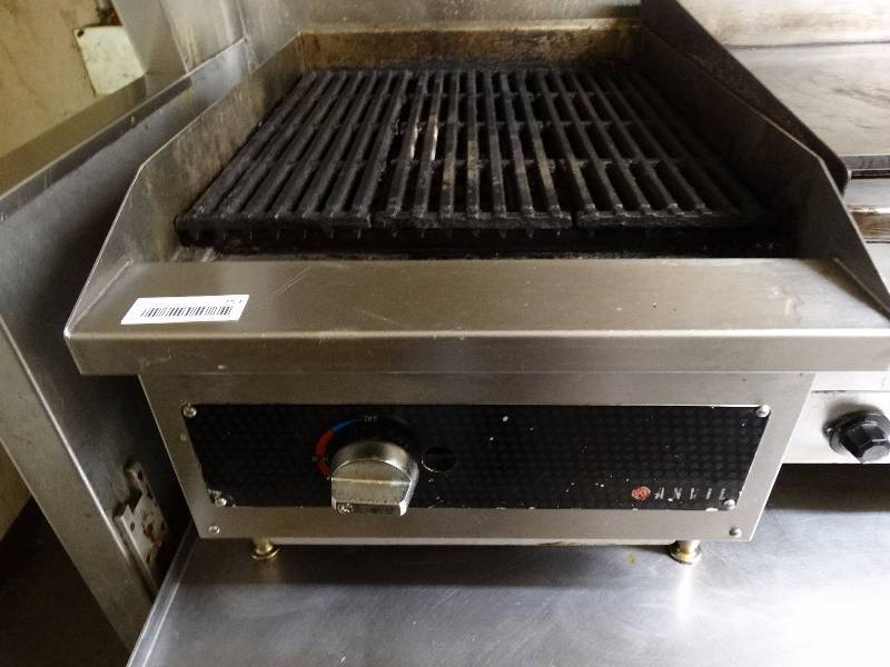 lot 753 image: Anvil gas 18 inch char-grill.