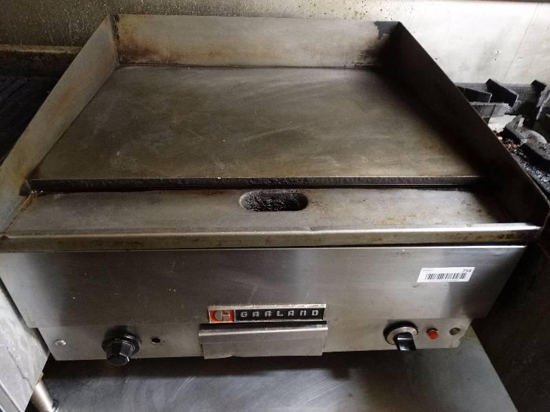 lot 754 image: Garland 24 inch 2 burner electric flat grill.