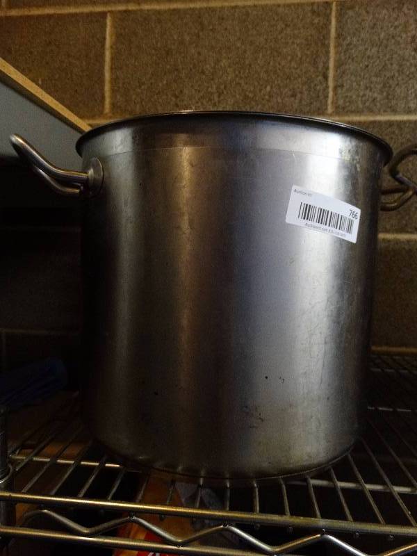 lot 766 image: Stainless steel 16 quart stock pot wlid.