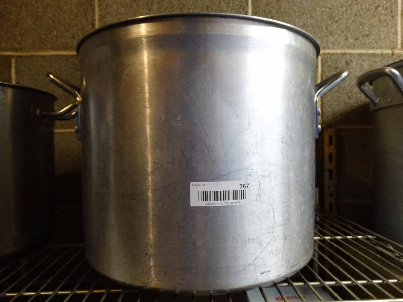 lot 767 image: Stainless steel 32 quart stock pot wlid.
