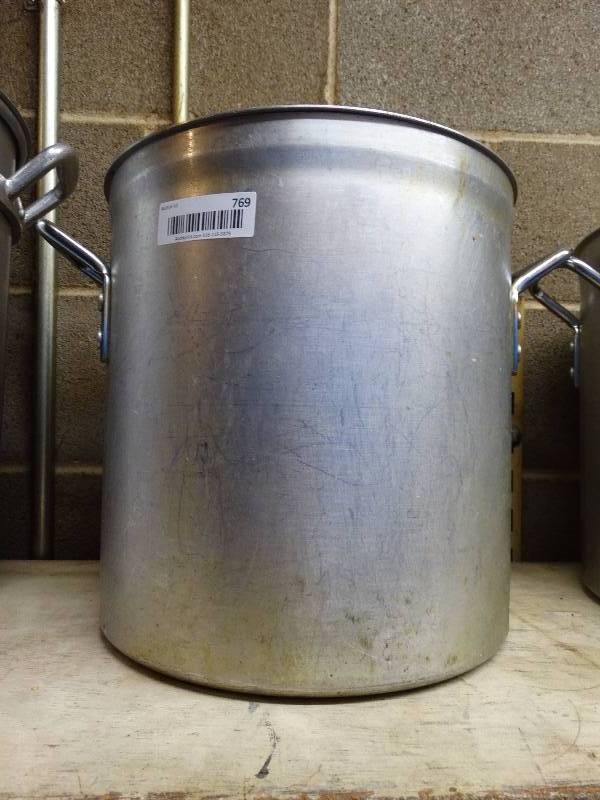 lot 769 image: Stainless steel 24 quart stock pot wlid.