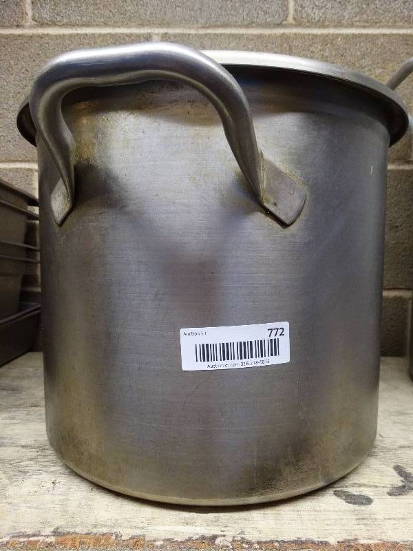 lot 772 image: Stainless steel 20 quart stock pot NO lid.