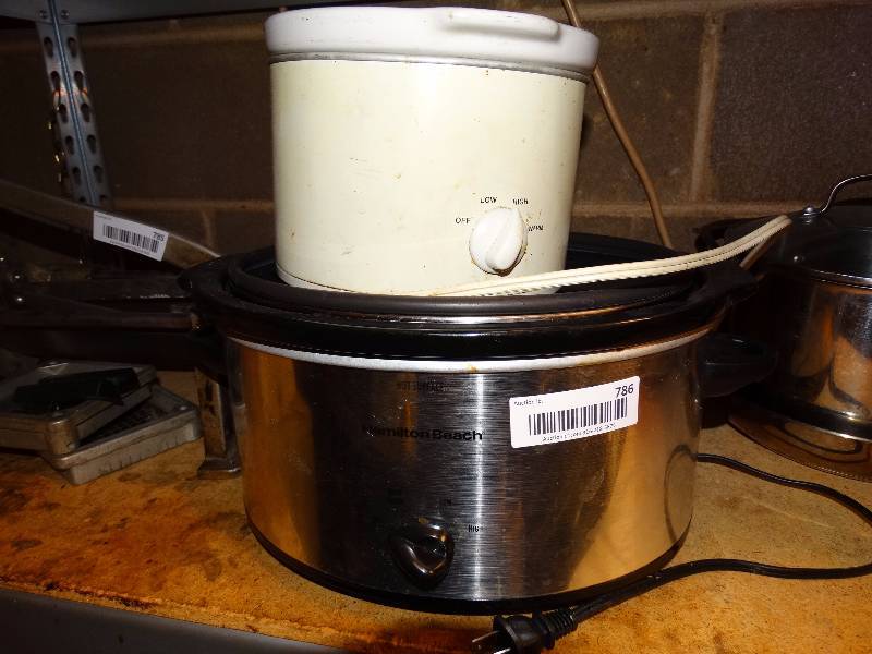 lot 786 image: 2 Crock pots.