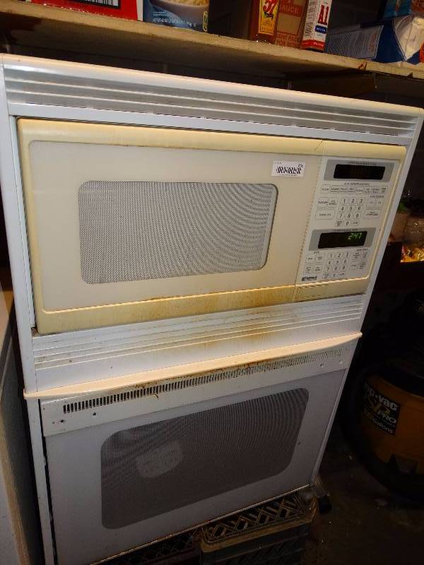 lot 805 image: Microwave & oven combo.