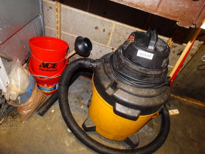 lot 807 image: Shop vac & bucket.