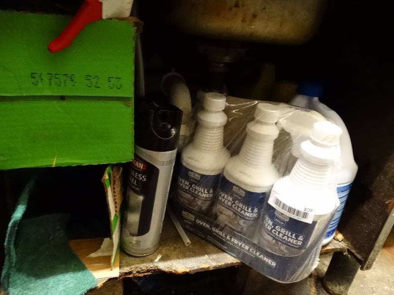 lot 809 image: Lot of cleaning supplies.