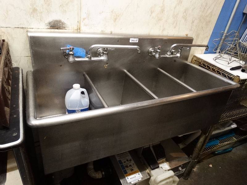 lot 811 image: 4 Compartment sink.