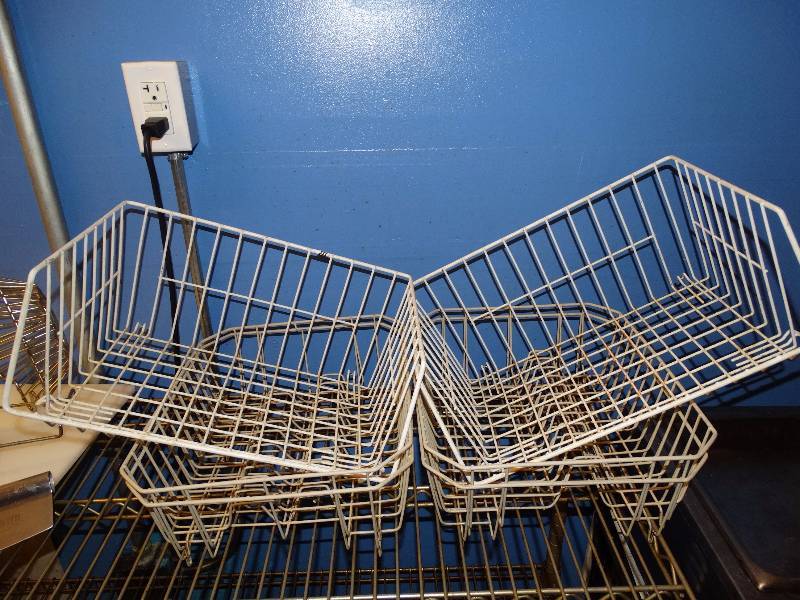lot 814 image: 4 Wire racks.