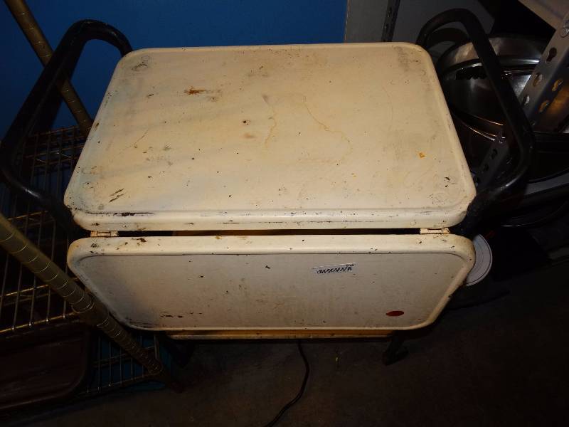 lot 818 image: Metal kitchen cart.