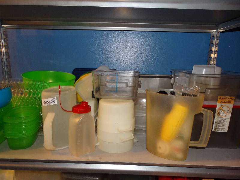 lot 821 image: Lot of plastic kitchen ware.