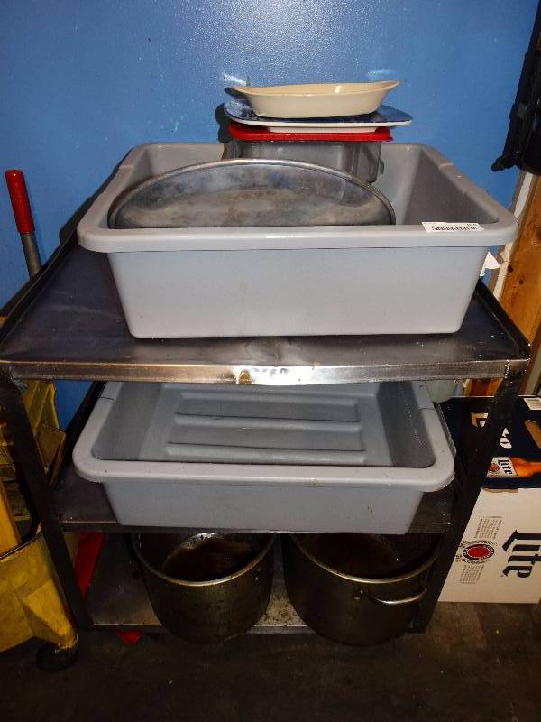 lot 829 image: Metal rolling cart wcontents.