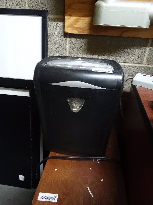 lot 837 image: Paper shredder & 8 drawer plastic cabinet.