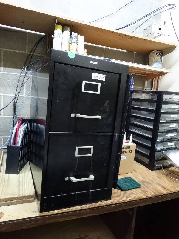 lot 840 image: 2 Drawer file cabinet.