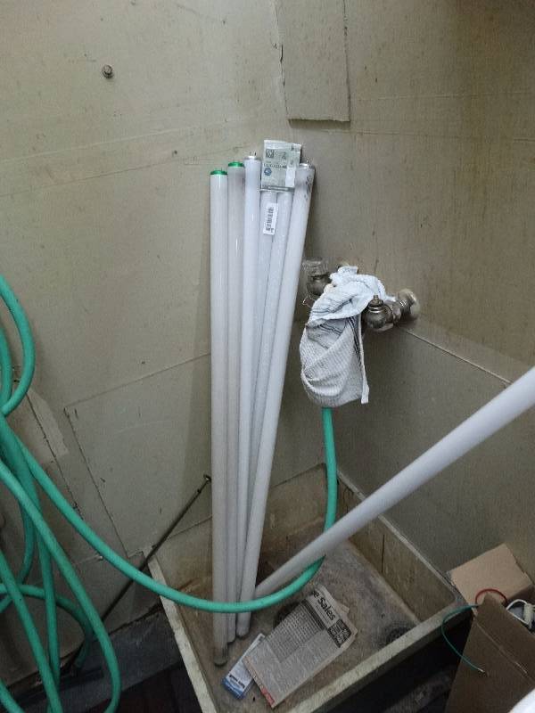 lot 842 image: 2 Pack of fluorescent lights.