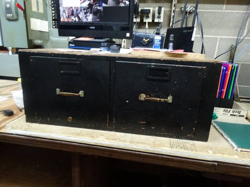 lot 845 image: 2 Drawer cabinet.
