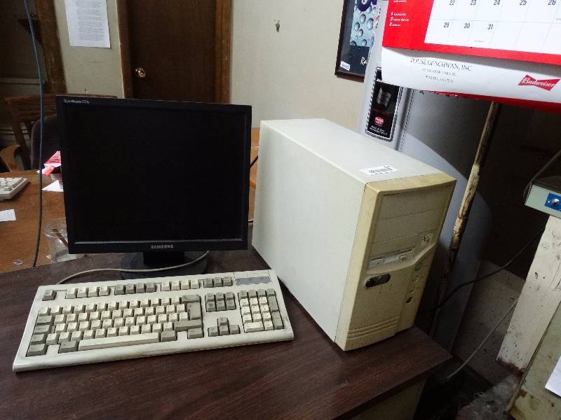 lot 846 image: 2 Computers & 2 printers.