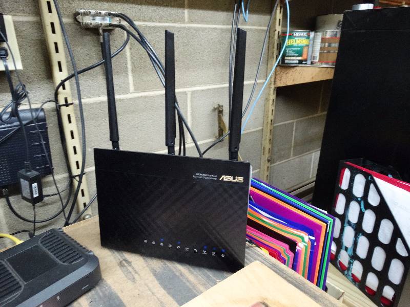 lot 847 image: Modem & router.