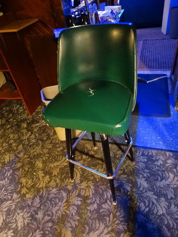 lot 851 image: 2 Bar stools & 1 swivels.
