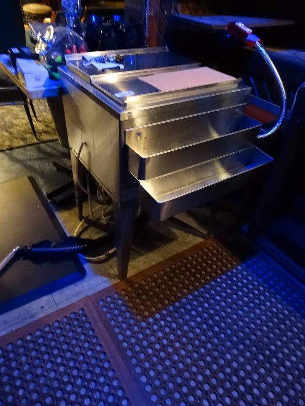 lot 862 image: Stainless steel ice well w speed rail
