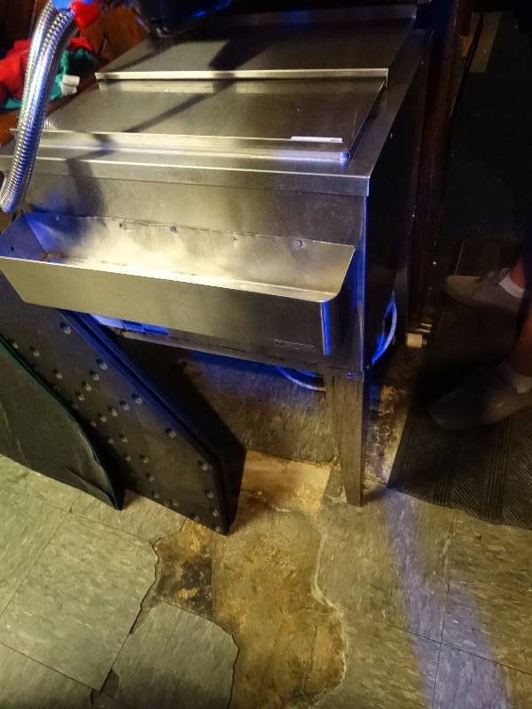 lot 865 image: Stainless steel ice well w speed rail