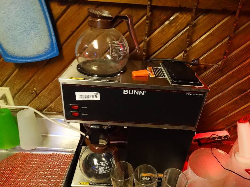 lot 867 image: Bunn coffee machine w2 pitchers.